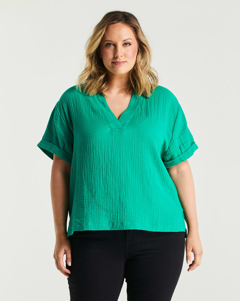 Front of a model wearing a size 1X Sunseeker Top in Kelly Green by Estelle. | dia_product_style_image_id:248462